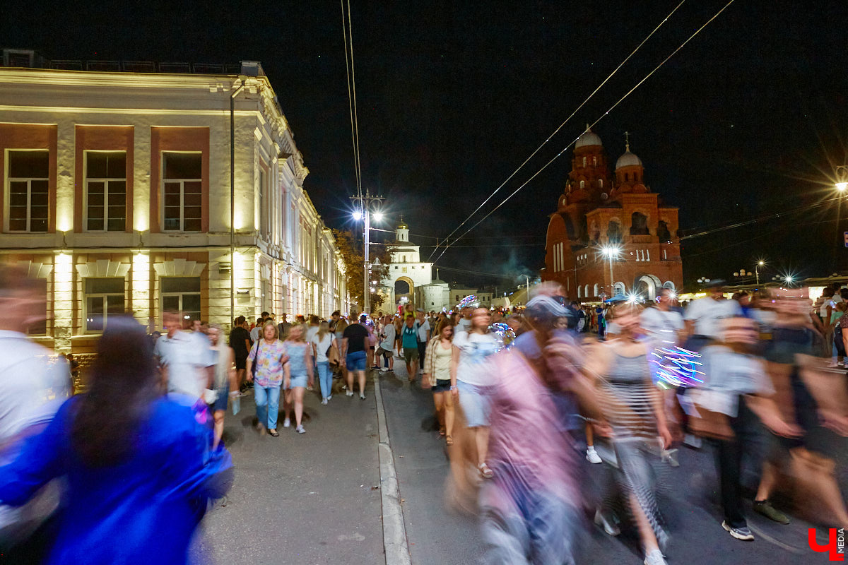 На День города во Владимире запустят салют и выступит певец Звонкий День города — 2023 охватит сразу две даты — 2 и 3 сентября, хотя основных развлечений стоит ждать в первый выходной осени. Уже известно, что в программу перекочуют многие ивенты, запланированные на несостоявшийся День молодежи, в их числе и выступление известного хип-хоп певца, которое мы ждали еще в июне.