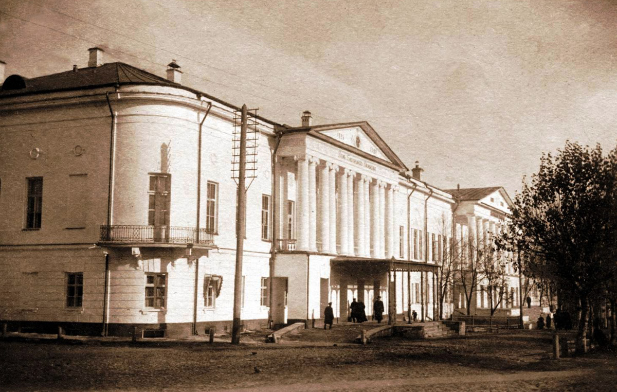 Роман Огаревых-Читау: покровители владимирского театра, которые сами могли бы стать главными героями драматического произведения В 60-е годы XIX века во Владимире появился новый губернский предводитель дворянства Михаил Огарев. Он привез с собой жену, успешную актрису Александринского театра Александру Читау. Эта пара сыграла огромную роль в становлении и развитии владимирского драматического театра. Михаил Ильич стал его покровителем и меценатом, а Александра Матвеевна фактически была первым владимирским театральным режиссером и педагогом. Но и сама история их отношений напоминает бурный театральный роман.