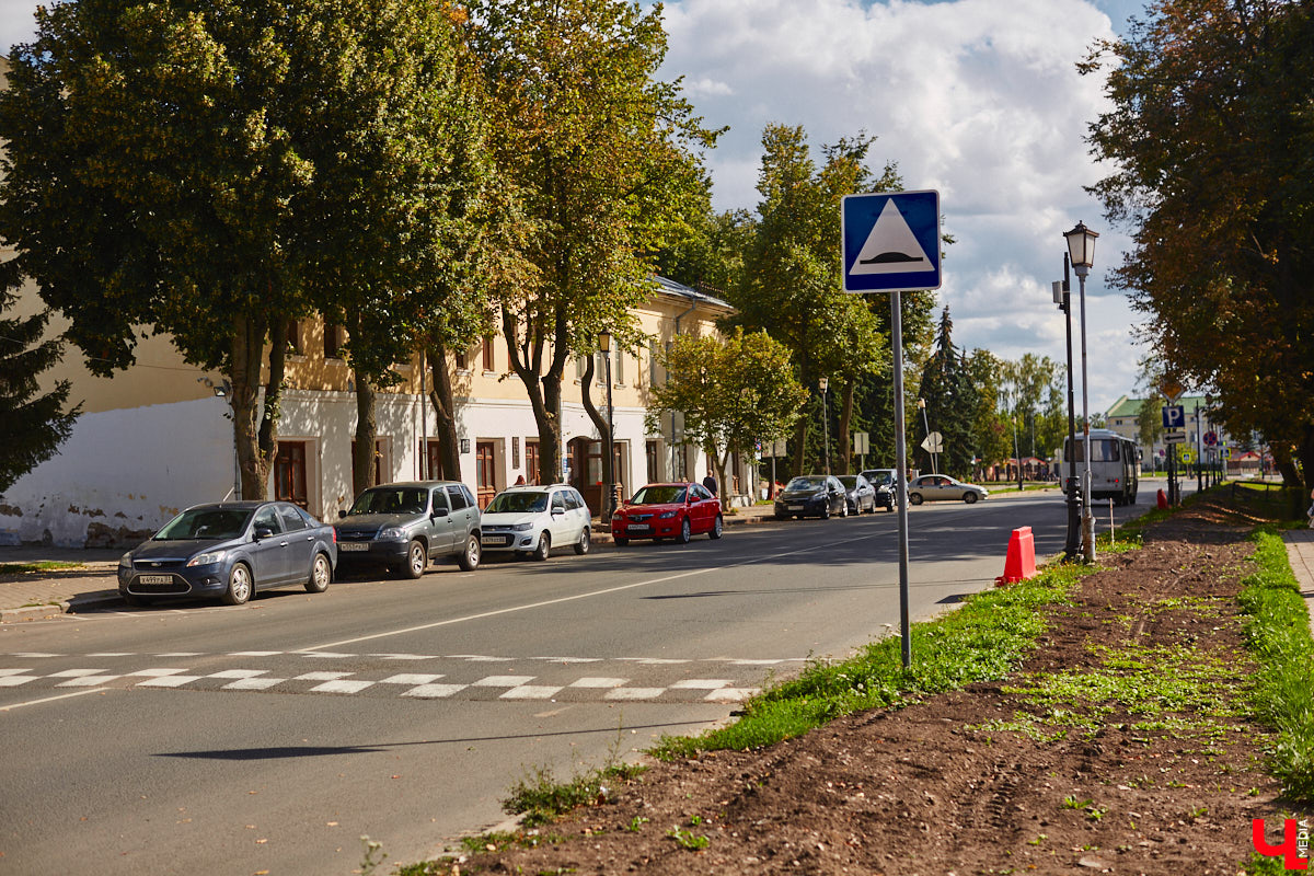 В Суздале во второй раз отложили запуск системы платных парковок В Суздале во второй раз отложили запуск системы платных парковок, теперь на неопределенный срок. Заработать она должна была сначала 2-го, а потом 16 сентября, но деньги за место для автомобиля в центре города до сих пор не взимают. Хотя вся инфраструктура, необходимая для организации процесса, готова.