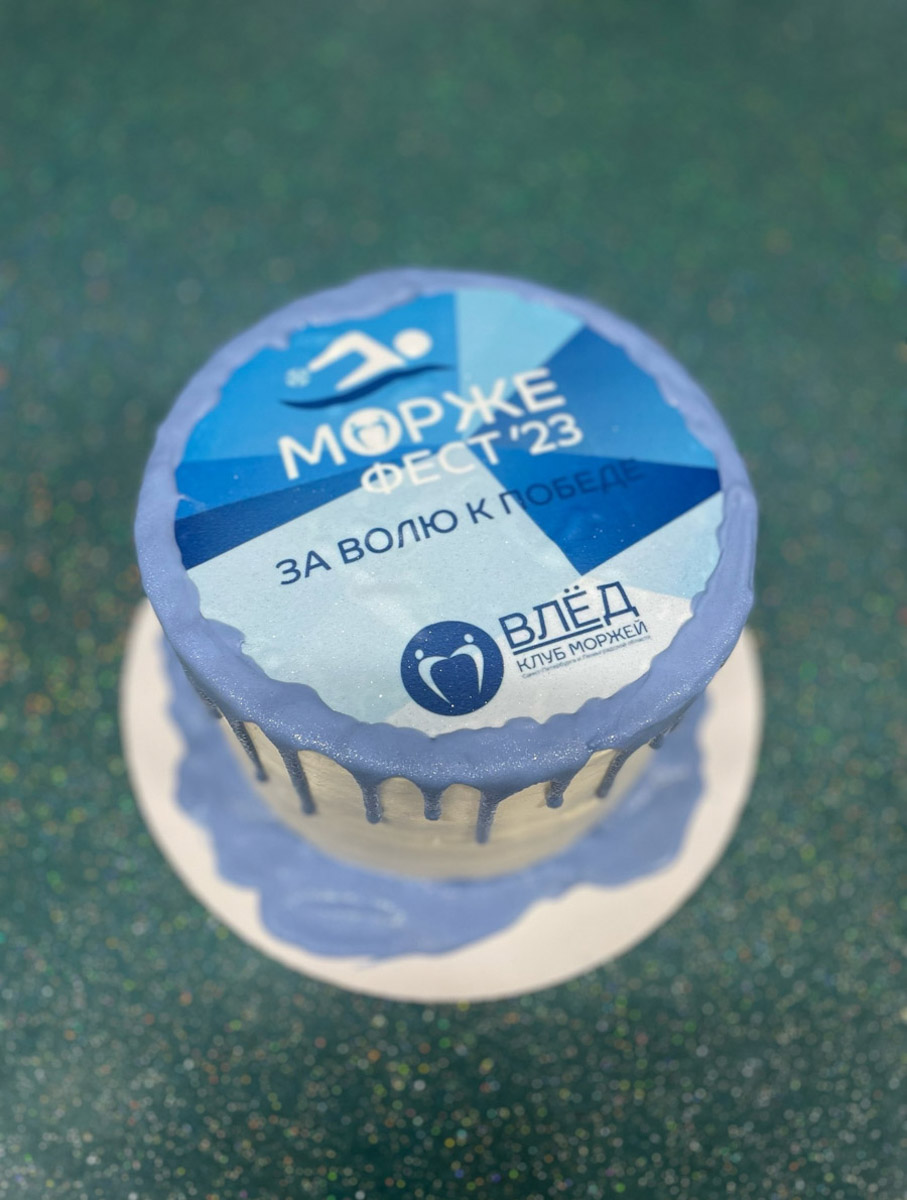 Девушка из Владимира стала участницей «МоржеФеста-2023» В Ленинградской области прошел фестиваль моржей, который собрал 40 любителей зимнего купания со всей страны. Ольга Калюжная из Владимира тоже приняла в нем участие. Кроме участия в традиционном заплыве в холодной воде смелая девушка пробежала два километра по лесу в одном купальнике.