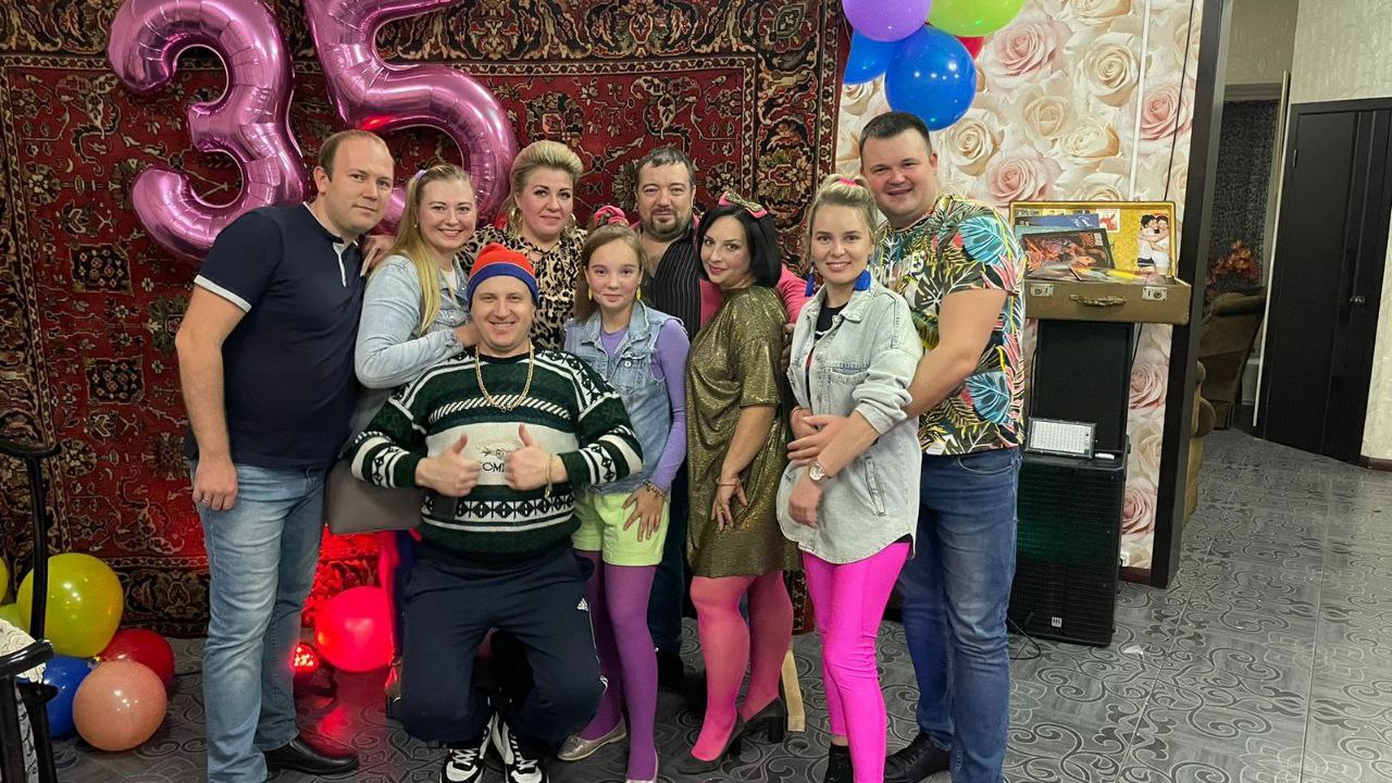 Ведущая праздников Екатерина Васильева о популярных во Владимире вечеринках в стиле 90-х Мода всегда циклична, а потому стиль 90-х снова возвращается. В том числе в качестве тематических вечеринок, которые в нашем городе не ограничиваются лишь соответствующей тому времени музыкой. Ведущая праздников Екатерина Васильева рассказала, что сейчас устраивают владимирцы, дабы вновь погрузиться в лихое прошлое.