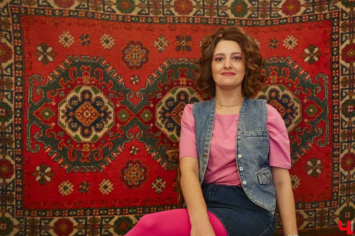 Ведущая праздников Екатерина Васильева о популярных во Владимире вечеринках в стиле 90-х Мода всегда циклична, а потому стиль 90-х снова возвращается. В том числе в качестве тематических вечеринок, которые в нашем городе не ограничиваются лишь соответствующей тому времени музыкой. Ведущая праздников Екатерина Васильева рассказала, что сейчас устраивают владимирцы, дабы вновь погрузиться в лихое прошлое.