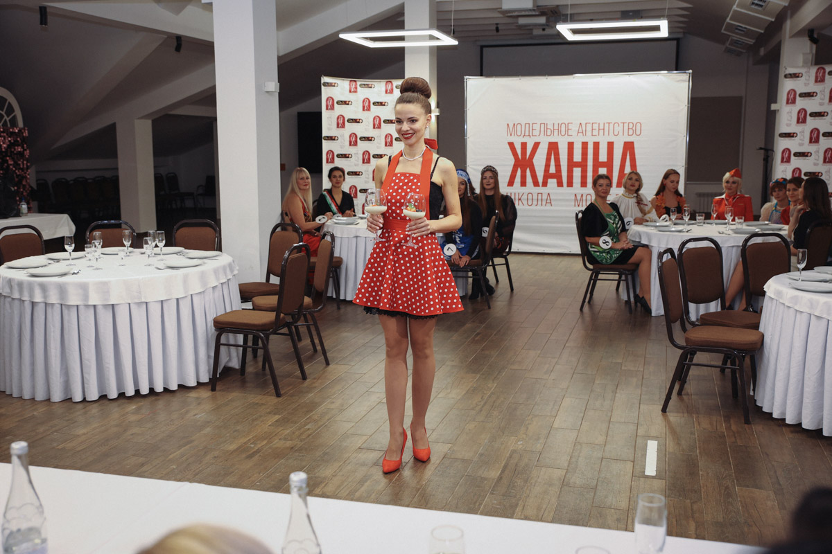 Национальный колорит и семейные рецепты: как прошел кулинарный этап конкурса «Миссис Владимирская красавица» В минувшее воскресенье пятнадцать прекрасных женщин закатили настоящий русский пир. Да не просто так, а чтобы выяснить, кто из них лучшая хозяюшка. И мы там были, блюда вкусные пробовали. А теперь и вам расскажем и покажем, чем участницы угощали жюри и как презентовали свои яства.