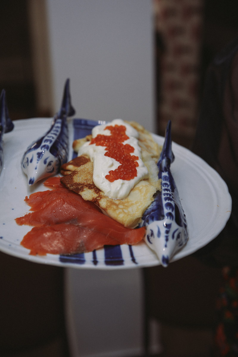 Национальный колорит и семейные рецепты: как прошел кулинарный этап конкурса «Миссис Владимирская красавица» В минувшее воскресенье пятнадцать прекрасных женщин закатили настоящий русский пир. Да не просто так, а чтобы выяснить, кто из них лучшая хозяюшка. И мы там были, блюда вкусные пробовали. А теперь и вам расскажем и покажем, чем участницы угощали жюри и как презентовали свои яства.