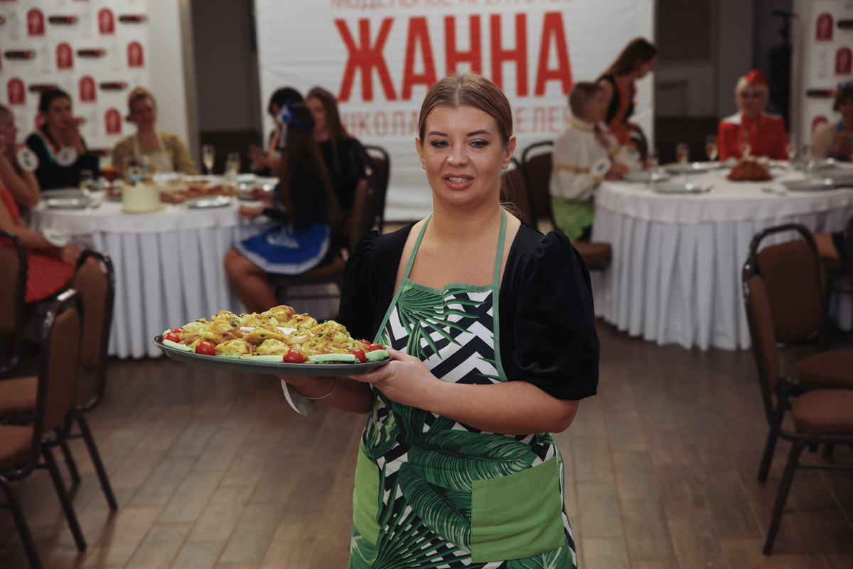 Национальный колорит и семейные рецепты: как прошел кулинарный этап конкурса «Миссис Владимирская красавица» В минувшее воскресенье пятнадцать прекрасных женщин закатили настоящий русский пир. Да не просто так, а чтобы выяснить, кто из них лучшая хозяюшка. И мы там были, блюда вкусные пробовали. А теперь и вам расскажем и покажем, чем участницы угощали жюри и как презентовали свои яства.