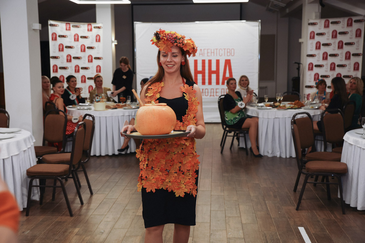 Национальный колорит и семейные рецепты: как прошел кулинарный этап конкурса «Миссис Владимирская красавица» В минувшее воскресенье пятнадцать прекрасных женщин закатили настоящий русский пир. Да не просто так, а чтобы выяснить, кто из них лучшая хозяюшка. И мы там были, блюда вкусные пробовали. А теперь и вам расскажем и покажем, чем участницы угощали жюри и как презентовали свои яства.