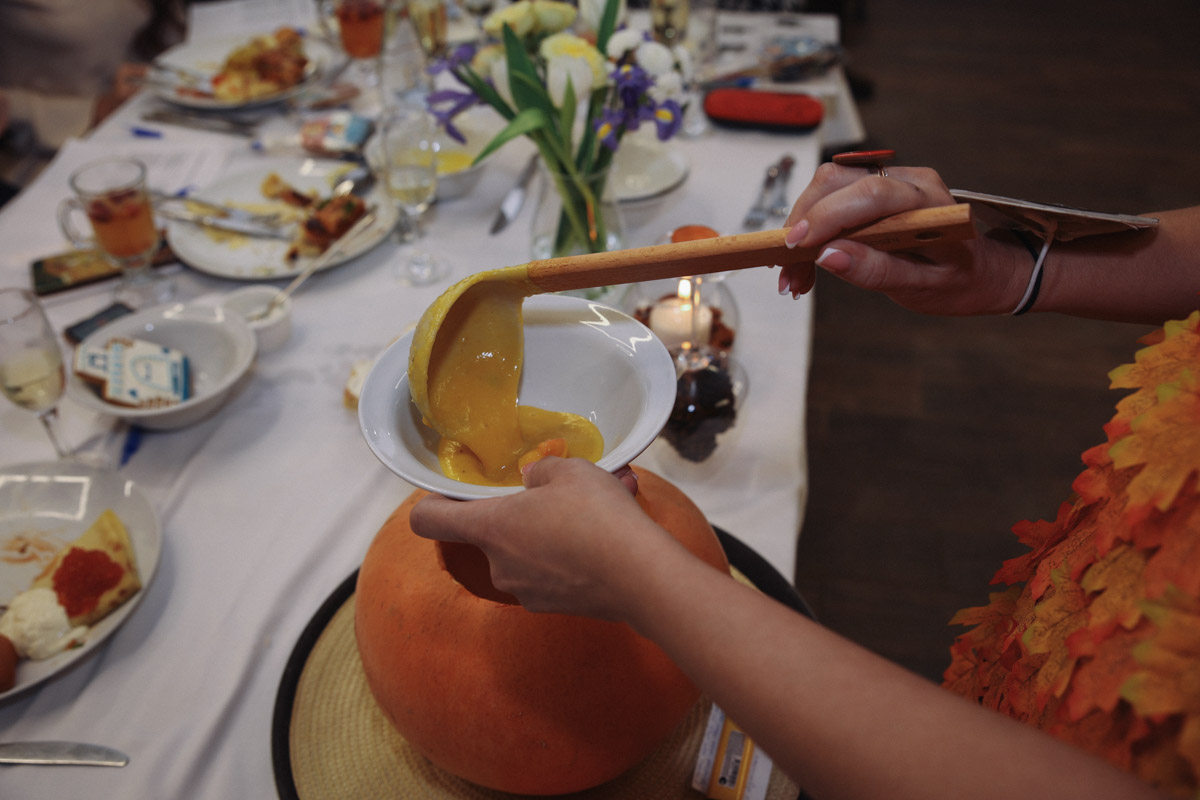 Национальный колорит и семейные рецепты: как прошел кулинарный этап конкурса «Миссис Владимирская красавица» В минувшее воскресенье пятнадцать прекрасных женщин закатили настоящий русский пир. Да не просто так, а чтобы выяснить, кто из них лучшая хозяюшка. И мы там были, блюда вкусные пробовали. А теперь и вам расскажем и покажем, чем участницы угощали жюри и как презентовали свои яства.