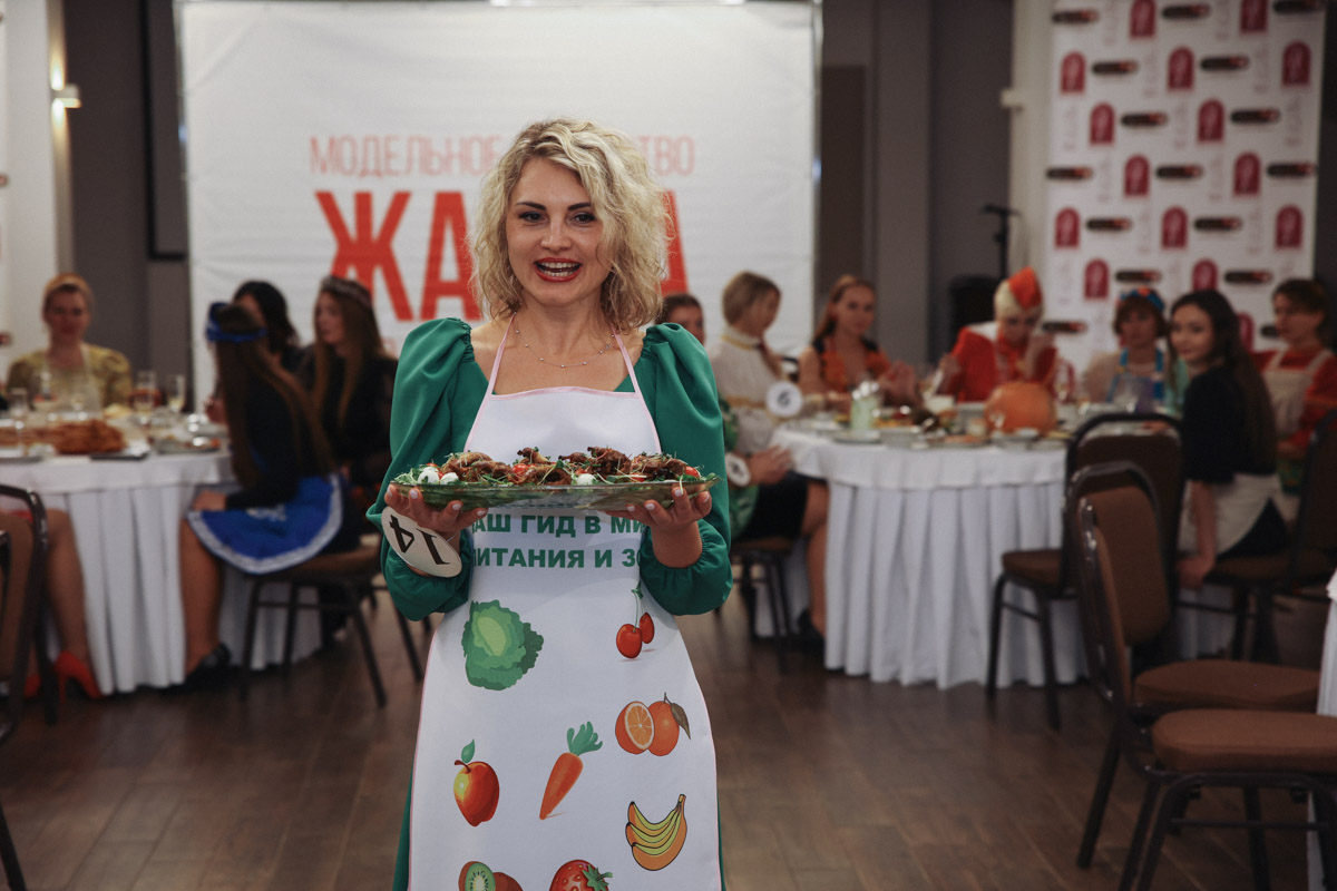 Национальный колорит и семейные рецепты: как прошел кулинарный этап конкурса «Миссис Владимирская красавица» В минувшее воскресенье пятнадцать прекрасных женщин закатили настоящий русский пир. Да не просто так, а чтобы выяснить, кто из них лучшая хозяюшка. И мы там были, блюда вкусные пробовали. А теперь и вам расскажем и покажем, чем участницы угощали жюри и как презентовали свои яства.