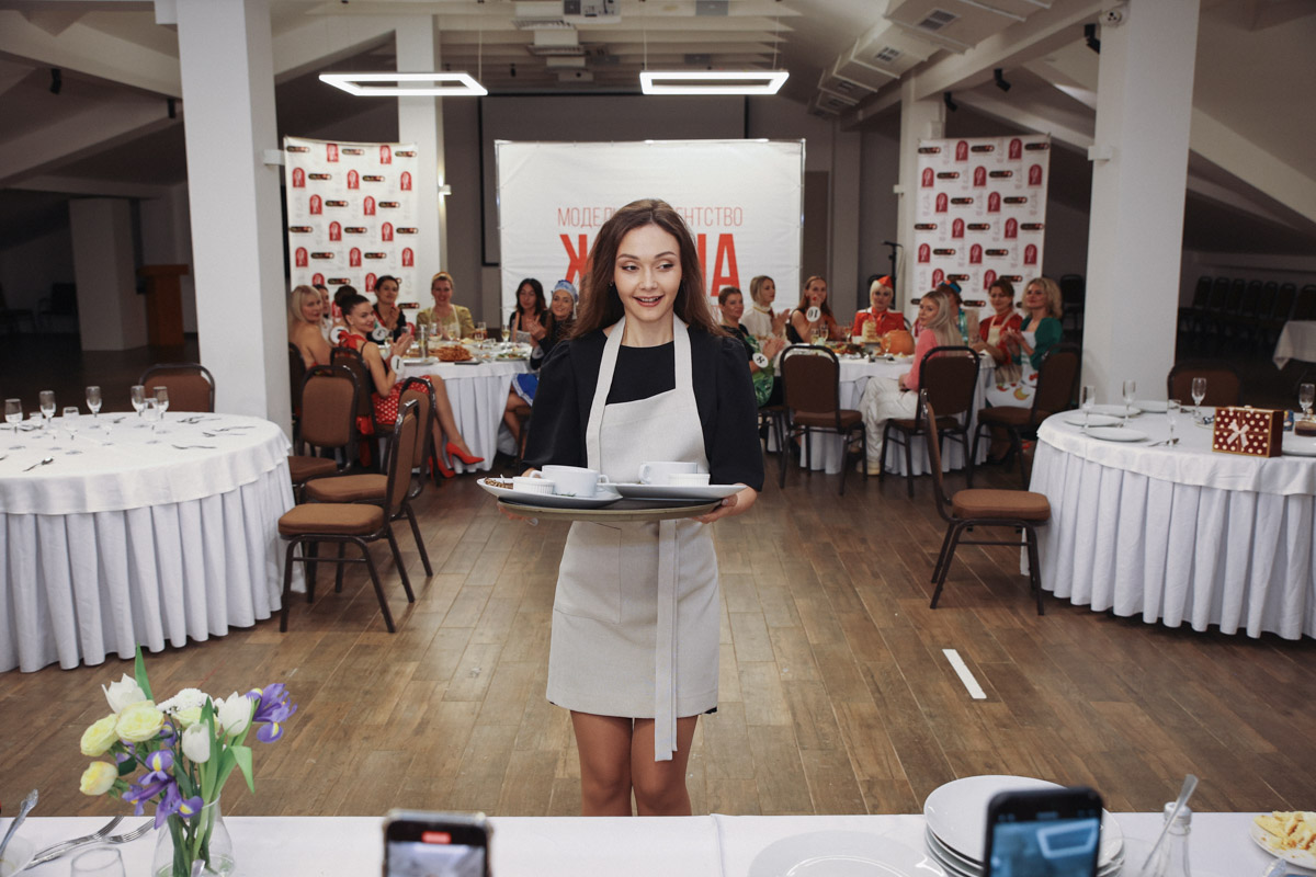 Национальный колорит и семейные рецепты: как прошел кулинарный этап конкурса «Миссис Владимирская красавица» В минувшее воскресенье пятнадцать прекрасных женщин закатили настоящий русский пир. Да не просто так, а чтобы выяснить, кто из них лучшая хозяюшка. И мы там были, блюда вкусные пробовали. А теперь и вам расскажем и покажем, чем участницы угощали жюри и как презентовали свои яства.