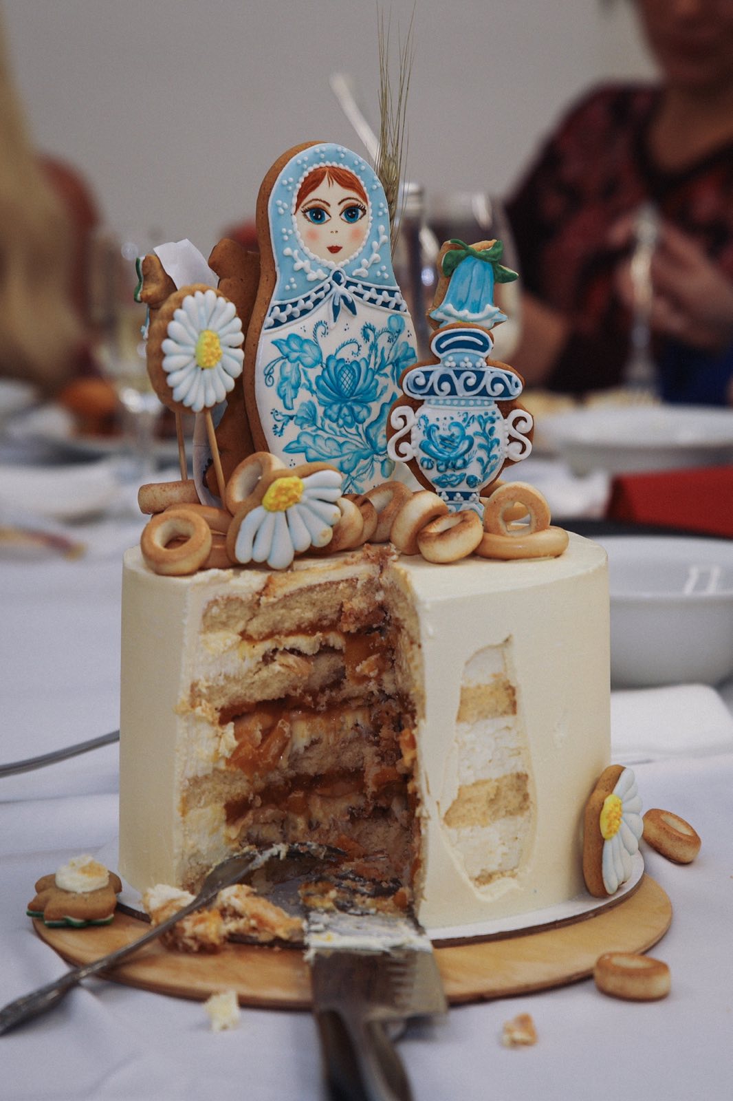 Национальный колорит и семейные рецепты: как прошел кулинарный этап конкурса «Миссис Владимирская красавица» В минувшее воскресенье пятнадцать прекрасных женщин закатили настоящий русский пир. Да не просто так, а чтобы выяснить, кто из них лучшая хозяюшка. И мы там были, блюда вкусные пробовали. А теперь и вам расскажем и покажем, чем участницы угощали жюри и как презентовали свои яства.