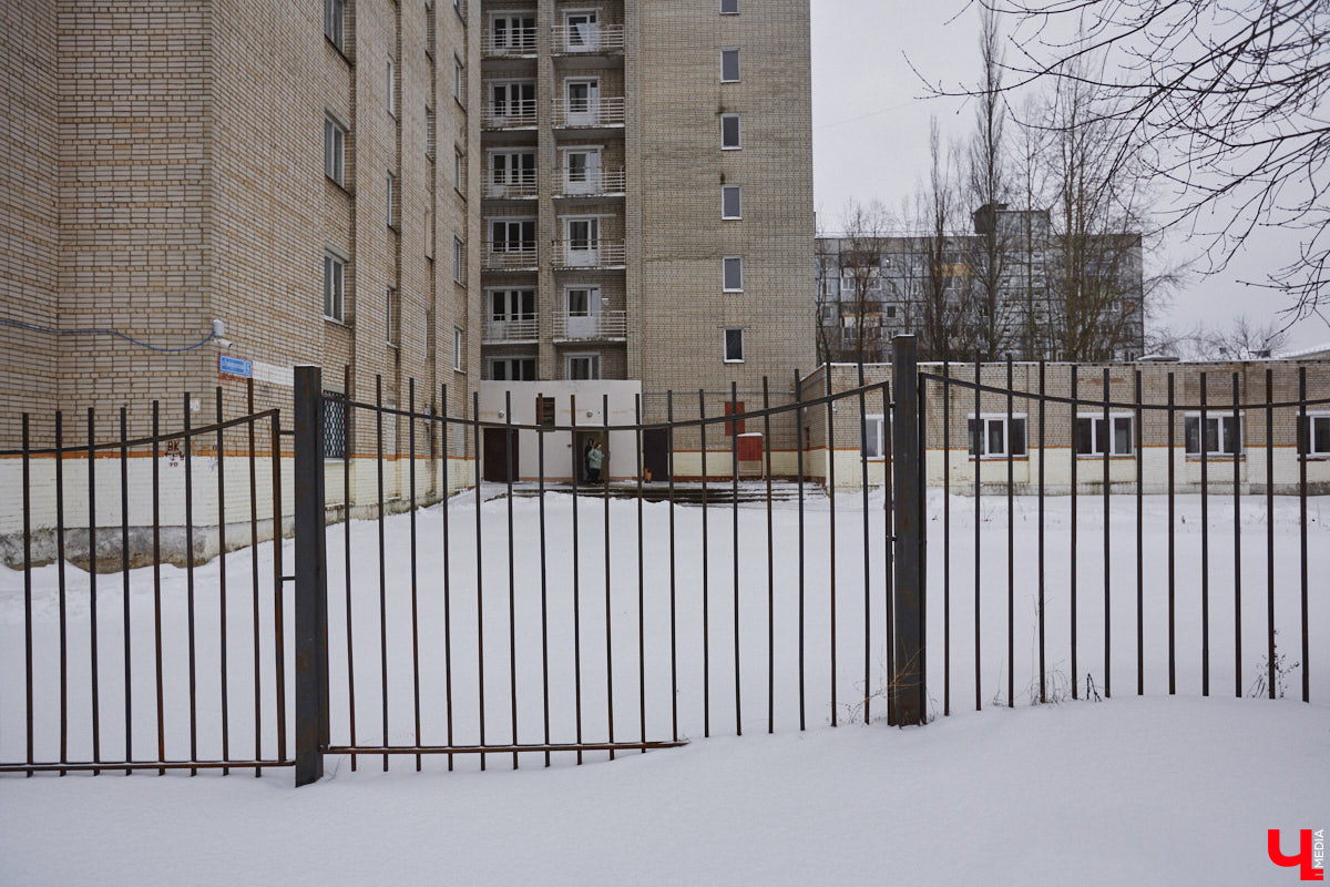 Студенческие общежития появились во Владимире еще несколько веков назад. Конечно, не в такой форме, к которой мы привыкли. Какими же были места обитания учащихся и как они менялись с ходом времени, «Ключ-Медиа» разбирался вместе с краеведом Андреем Ершовым.