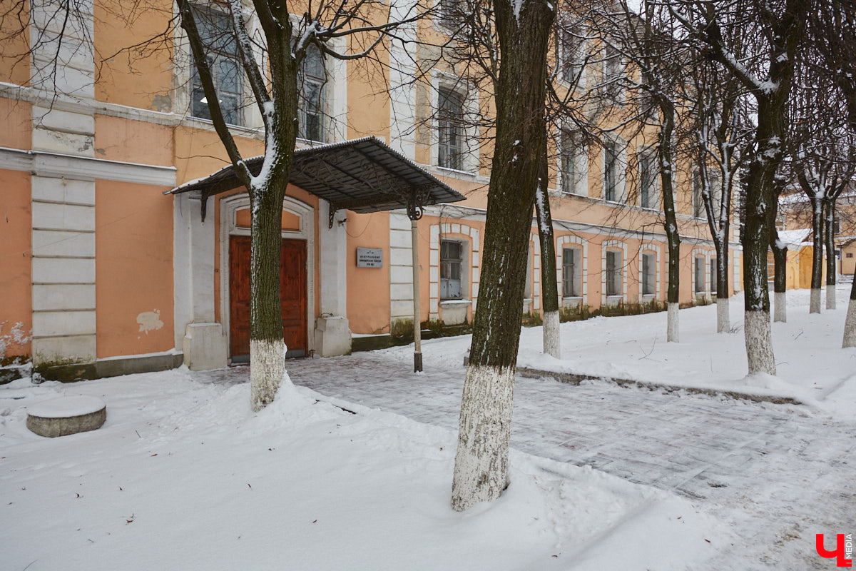 Студенческие общежития появились во Владимире еще несколько веков назад. Конечно, не в такой форме, к которой мы привыкли. Какими же были места обитания учащихся и как они менялись с ходом времени, «Ключ-Медиа» разбирался вместе с краеведом Андреем Ершовым.
