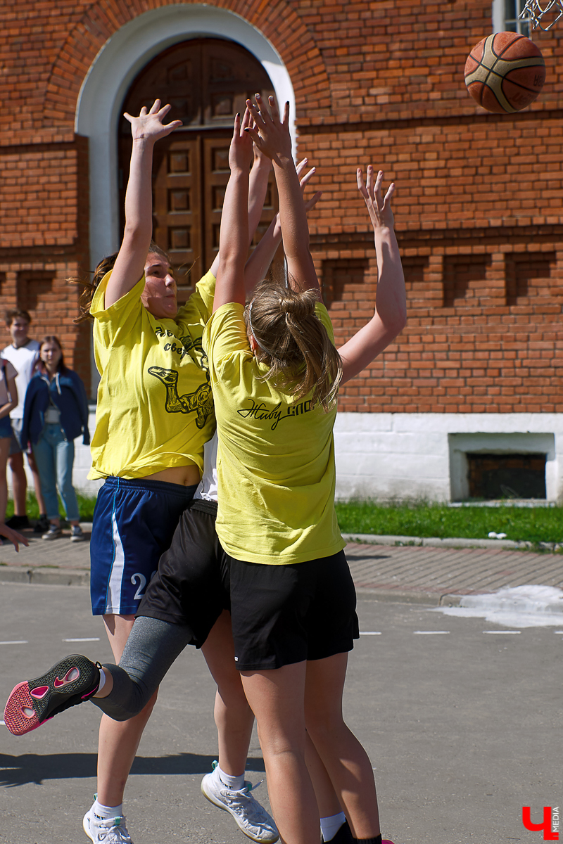 Во Владимире должен появиться настоящий центр уличного баскетбола. Уже в этом году в Центральном городском парке обещают обустроить пять зон со специальным покрытием для игры в формате три на три. Также в областном центре построят вторую «умную» спортивную площадку.
