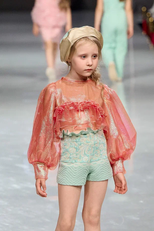 Наталья Рязанова презентовала линию праздничной детской одежды «Весенний каприз» на одном из самых известных в столице модных показов. О том, что представляет собой новая коллекция и как прошло столь значимое в fashion-индустрии мероприятие, она рассказала «Ключ-Медиа».