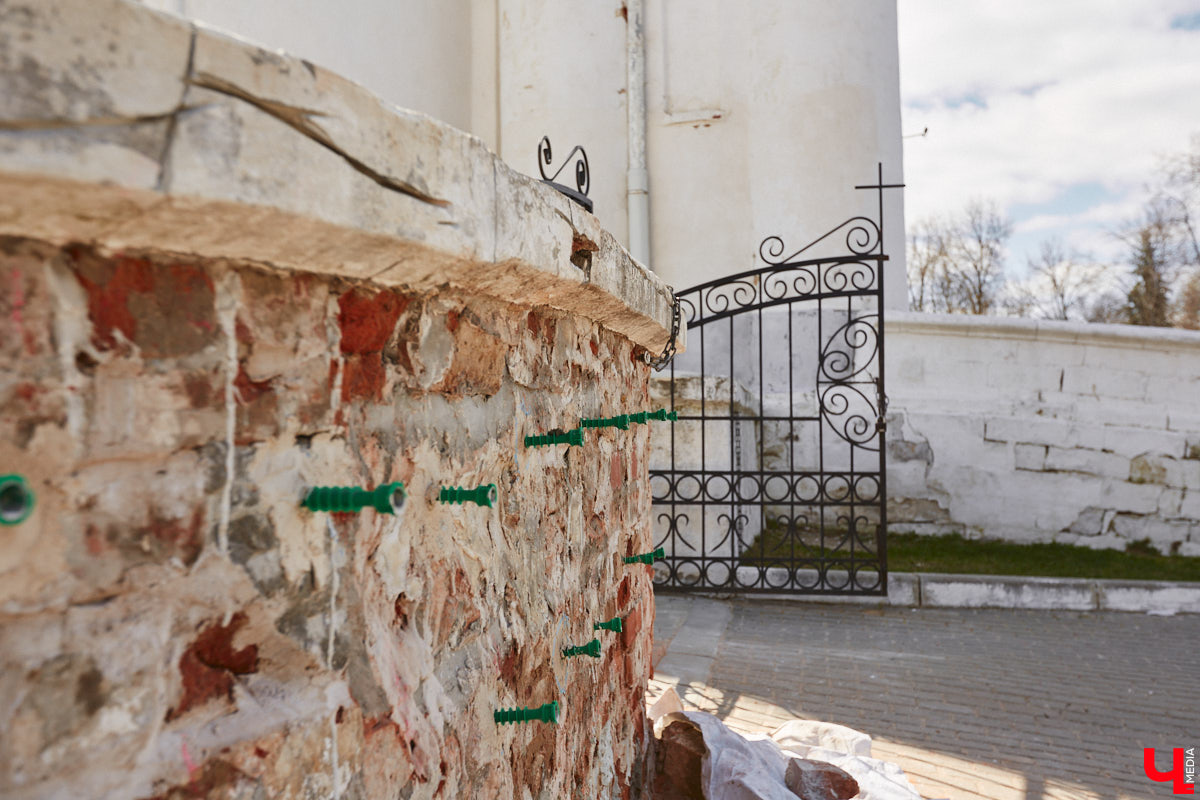 В центре Владимира стартовали долгожданные реставрационные работы у стен Успенского собора. Подрядная организация должна привести в порядок разрушающуюся ограду. При этом кладку по возможности обещают переложить из существующих кирпичей.